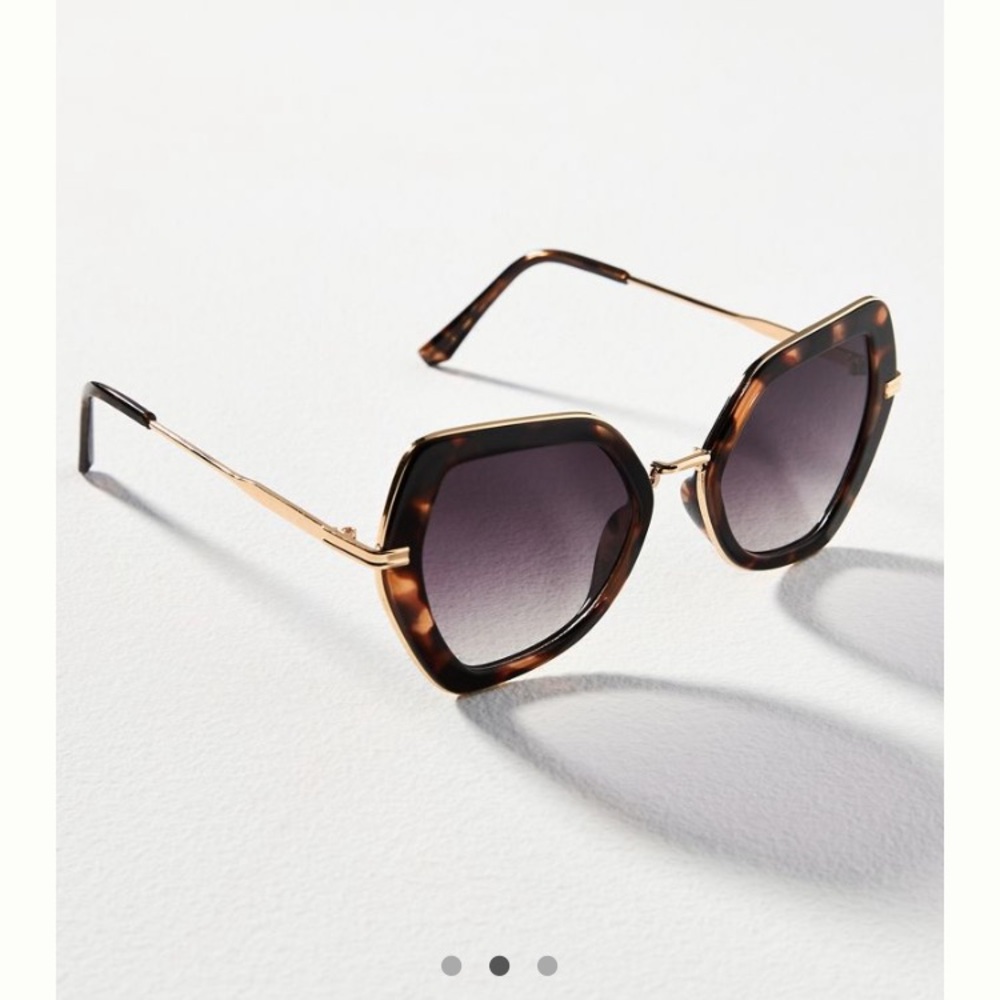 Elegant Tortoise Shell Sunglasses